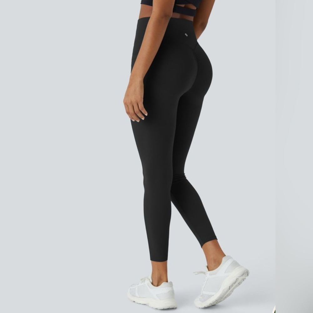 Halara UltraSculpt SoCinched High Waisted Scrunch Butt size S w/ pockets